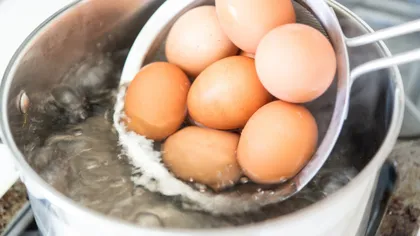 TRUC: Cum să cureţi un ou fără să foloseşti degetele