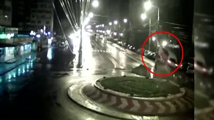 Accident spectaculos la Brăila, o maşină zboară peste un sens giratoriu VIDEO
