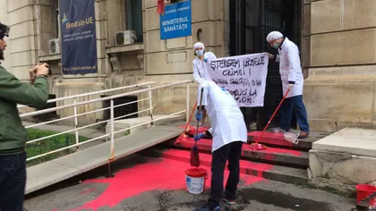 Protest la Ministerul Sănătăţii: Au fost multe victime în urma dezinfectanţilor diluaţi. Mama este una dintre ele