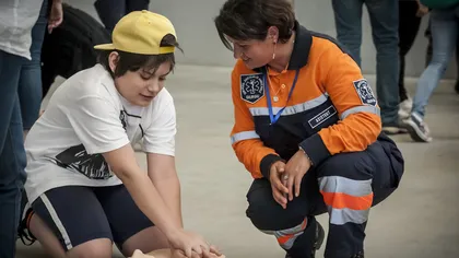 Peste 10.000 de oameni pe Arena Naţională pentru a învăţa cum se fac manevrele de resuscitare