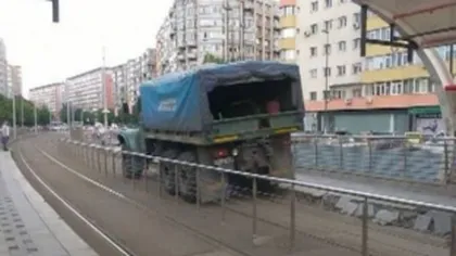 Un camion a intrat pe linia de tramvai şi a distrus refugiul staţiei Obor din Capitală