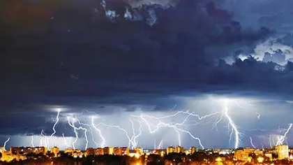Spectacol pe cer, la Constanţa. Fulgere înspăimântătoare au brăzdat văzduhul VIDEO