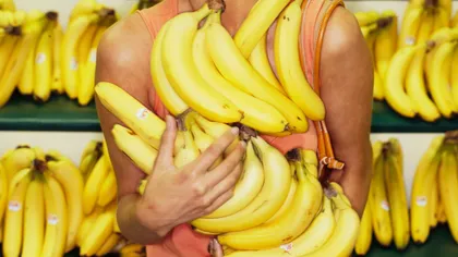 Iată ce se întâmplă cu organismul tău dacă începi să consumi cojile de banană