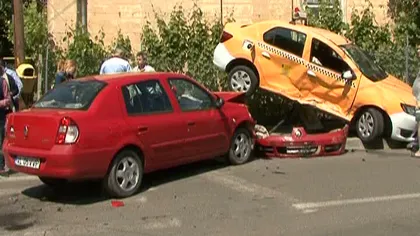 Accident spectaculos în Craiova. Un taximetru a ajuns într-un gard după ce a fost izbit de o maşină VIDEO