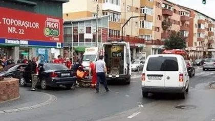 Un şofer băut şi fără permis a intrat într-o AMBULANŢĂ aflată în misiune, în Alba Iulia VIDEO