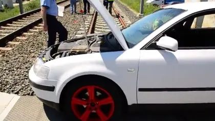 TRAGEDIE în Arad. Un autoturism în care se aflau trei tineri, lovit de tren