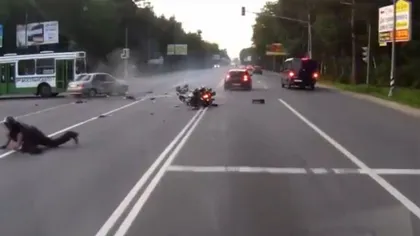 ULUITOR! Un accident GROAZNIC l-a spulberat de pe motocicleta. IMAGINI ŞOCANTE