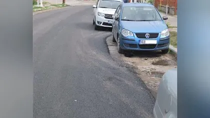 Lucrări de mântuială în campania electorală. Muncitorii din Gorj au turnat asfalt pe lângă maşinile parcate