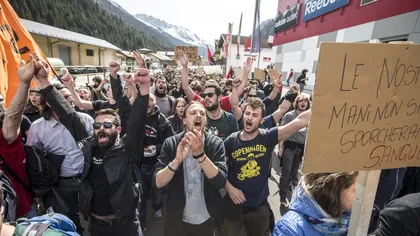 Confruntări de amploare între manifestanţi şi poliţie în apropiere de frontiera austriacă