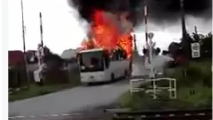 Autobuz cu navetişti, în flăcări. Pompierii au intervenit cu două autospeciale VIDEO