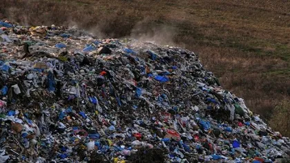 Sute de tone de deşeuri periculoase şi nepericuloase găsite în incinta unei firme din Argeş