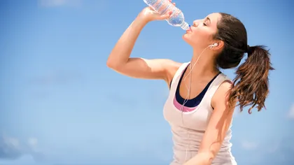 Modalităţi simple să bei mai multă apă