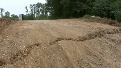 Drum distrus de ploi, 1300 de oameni izolaţi VIDEO