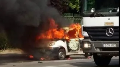 Un autoturism a ars ca o torţă lângă spitalul Fundeni din Bucureşti  FOTO