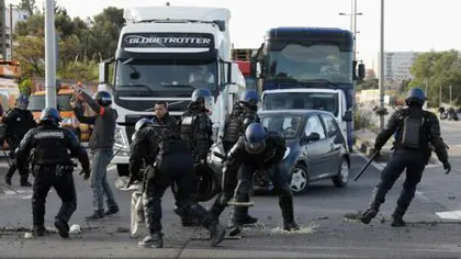 Poliţia franceză a îndepărtat greviștii, care blocau rafinăria din Marsilia, cu tunuri de apă şi gaze lacrimogene