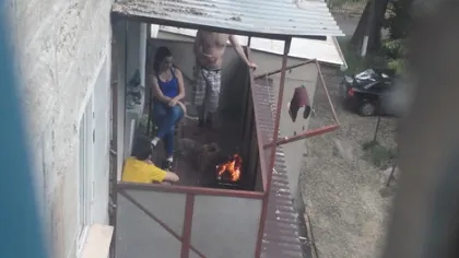 Tineri filmaţi la un gratar pe balcon. Imaginile surprinse de un vecin VIDEO