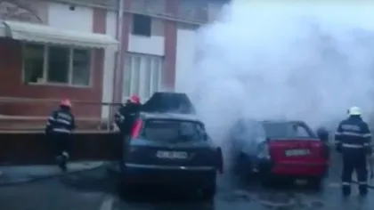 O maşină a ars ca o torţă într-o parcare din Sibiu. Incendiul a afectat şi un alt autoturism VIDEO