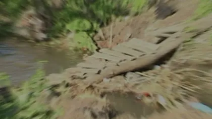 Descoperire şocantă în Argeş. Un bărbat, găsit înecat într-un pârâu VIDEO