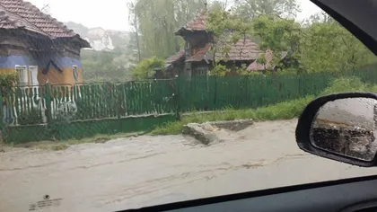 VIITURĂ puternică în Vâlcea. DN 7 a fost inundat, maşinile au fost luate de ape VIDEO