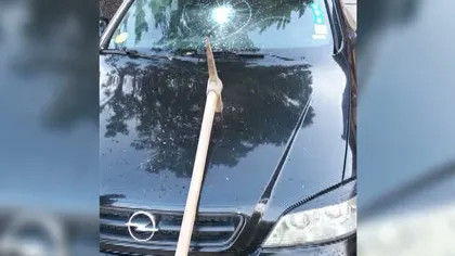 Bătaie înainte de alegeri: O maşină a fost vandalizată cu târnăcopul VIDEO