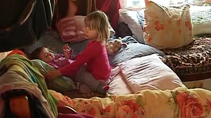 Lecţie dură de viaţă. Trei fetiţe şi părinţii lor trăiesc într-o sărăcie lucie, într-un loc uitat de lume VIDEO