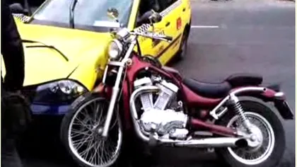 Accident rutier în faţa Tribunalului Bucureşti, între un motociclist şi un taximetru VIDEO