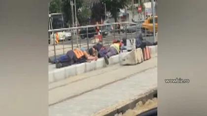 Mai mulţi muncitori, surprinşi în timp ce dormeau pe un refugiu de tramvai VIDEO