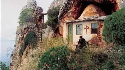 Profeţia CUTREMURĂTOARE a unui pustnic de la Muntele Athos: Nu vom mai fi în stare să deosebim o femeie de un bărbat