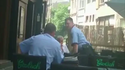 Poliţist, filmat în timpul programului la o bere, pe terasă VIDEO