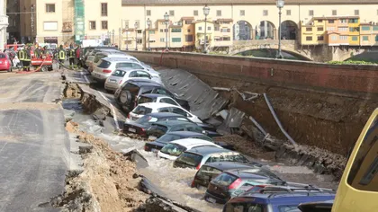 Panică în Italia! 20 de maşini au fost înghiţite de Pământ chiar în centrul oraşului Florenţa