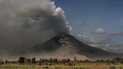 Erupţie vulcanică în Indonezia. Cel puţin şapte morţi VIDEO