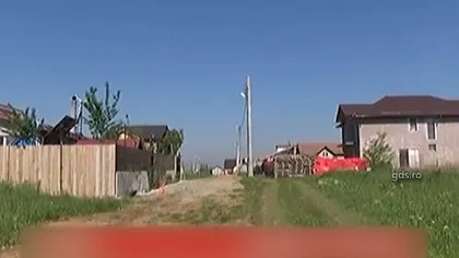 Stâlpii dintr-un sat din Dolj au ajuns în mijlocul drumului, după ce strada a fost lăţită
