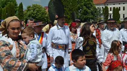Vicepremierul Vasile Dâncu, îmbrăcat în straie tradiţionale la parada de Ziua Costumului Popular de la Năsăud