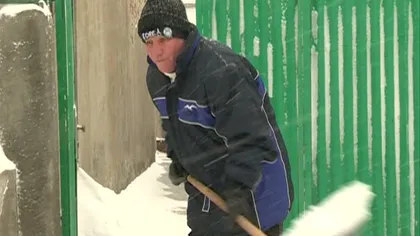 Un bărbat a fost amendat în luna mai pentru că nu şi-a curăţat trotuarul de zăpadă