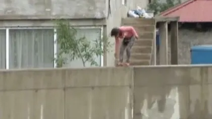 Oamenii dintr-un cartier din Iaşi sunt nevoiţi să sară peste un zid de trei metri pentru a putea ajunge acasă