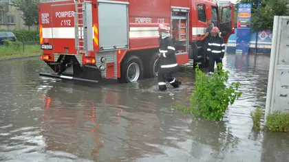 Peste 1.500 de pompieri au intervenit în zonele afectate de inundaţii
