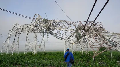 O furtună puternică a pus la pământ mai mulţi stâlpi de electricitate din Mureş FOTO