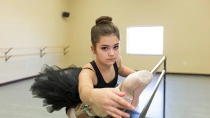 Impresionant. O fată fără un picior a devenit balerină GALERIE FOTO