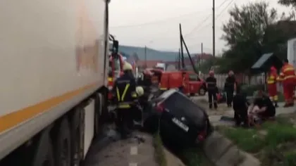 Accident cumplit în Argeş. Un şofer a murit după ce a intrat cu maşina sub un TIR