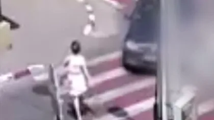 O femeie a fost lovită pe trecerea de pietoni. Accidentul a fost filmat VIDEO