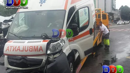 Accident grav în Constanţa. Cinci persoane au ajuns la spital după ce o ambulanţă a lovit două maşini