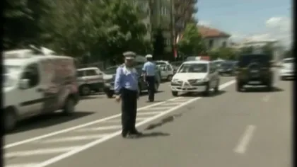 Bărbat bătut în plină stradă la Craiova. Agresorii sunt căutaţi de poliţie VIDEO