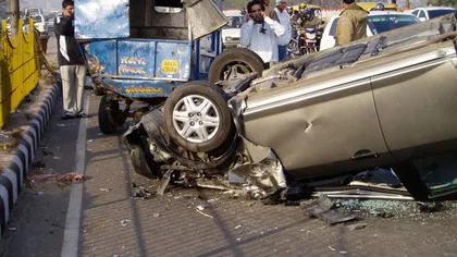 Carnagiu pe o autostradă din India. 17 persoane au murit şi 35 au fost rănite după ce un autocar a lovit două maşini