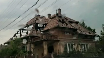 Sute de case măturate în 10 minute de o tornadă înfiorătoare ce a avut loc în Mureş VIDEO