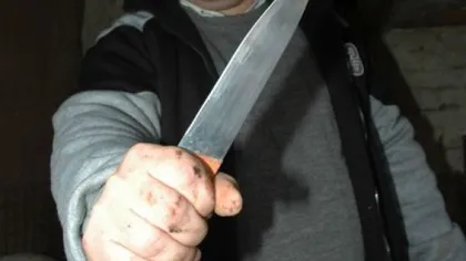 Scandal cu cuţite pe terasă. Patronul unui local a fost atacat de un client beat VIDEO