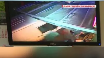 Un bărbat a intrat intenţionat cu microbuzul direct într-o terasă. Acesta a vrut să se răzbune pe vărul său VIDEO
