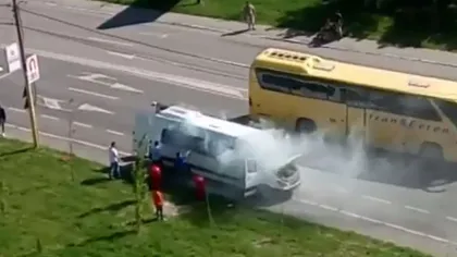 Microbuz în flăcări la Constanţa. Călătorii au văzut moartea cu ochii VIDEO