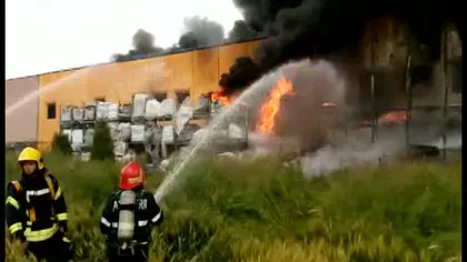 Incendiu violent la o fabrică de încălţăminte de lângă Bucureşti. Pompier mort la intervenţie VIDEO