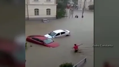 Şi-a pus viaţa în pericol pentru a-şi salva maşina din ape VIDEO