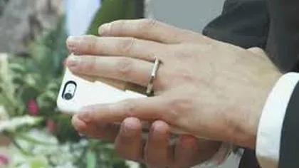 Un bărbat s-a căsătorit cu propriul smartphone - VIDEO